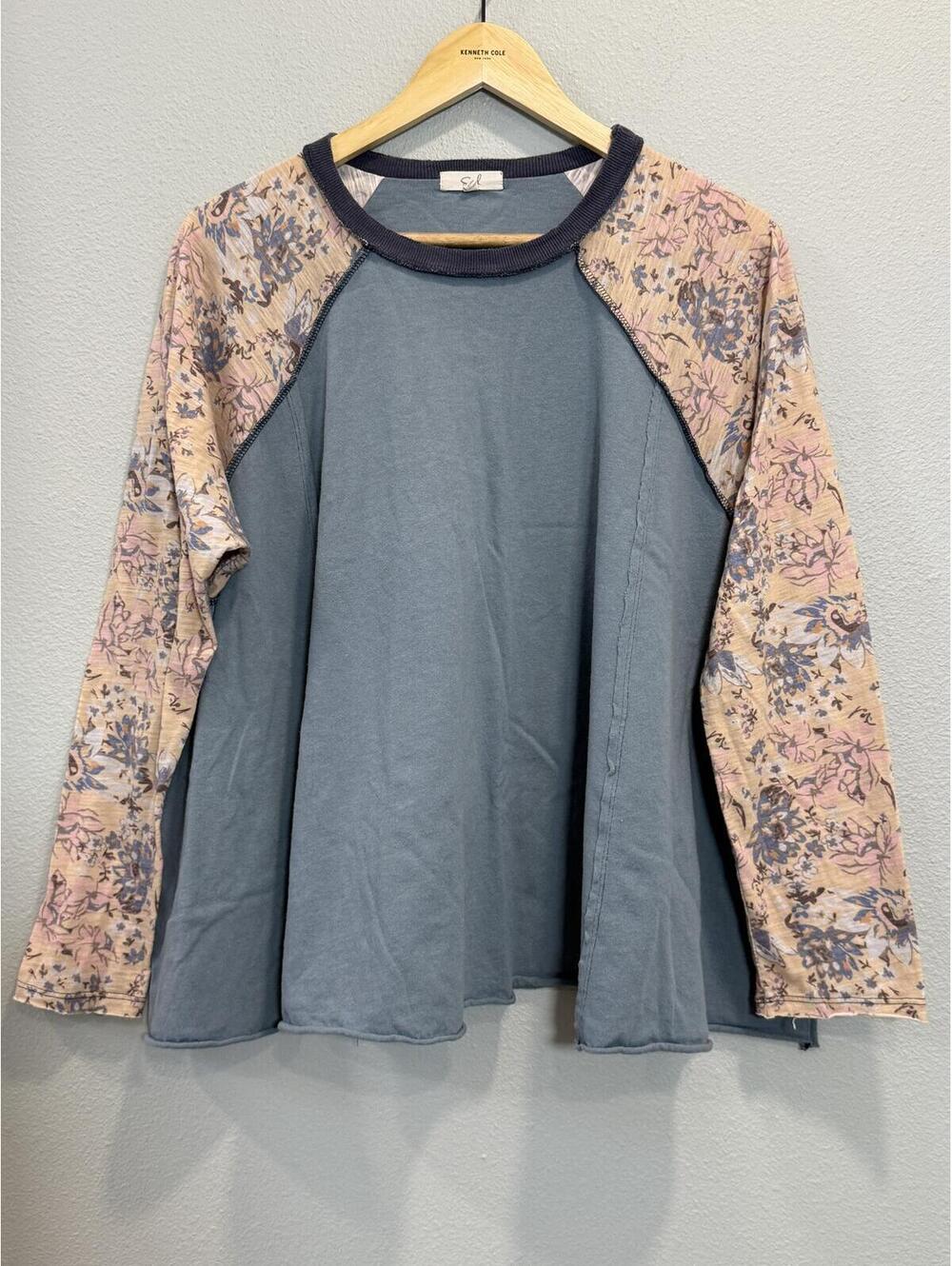 Easle Cotton-blend Raglan Top with Blue and Floral Print; Women's Medium